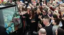 Memasuki siang hari, ribuan orang yang hadir semakin antusias saat melihat rombongan iring-iringan jenazah Sinead O’Connor telah tiba di rumah yang pernah ditinggali Sinead O’Connor selama 15 tahun. Rumah tersebut berada di kawasan tepi pantai Bray. (Liam McBurney/PA via AP)
