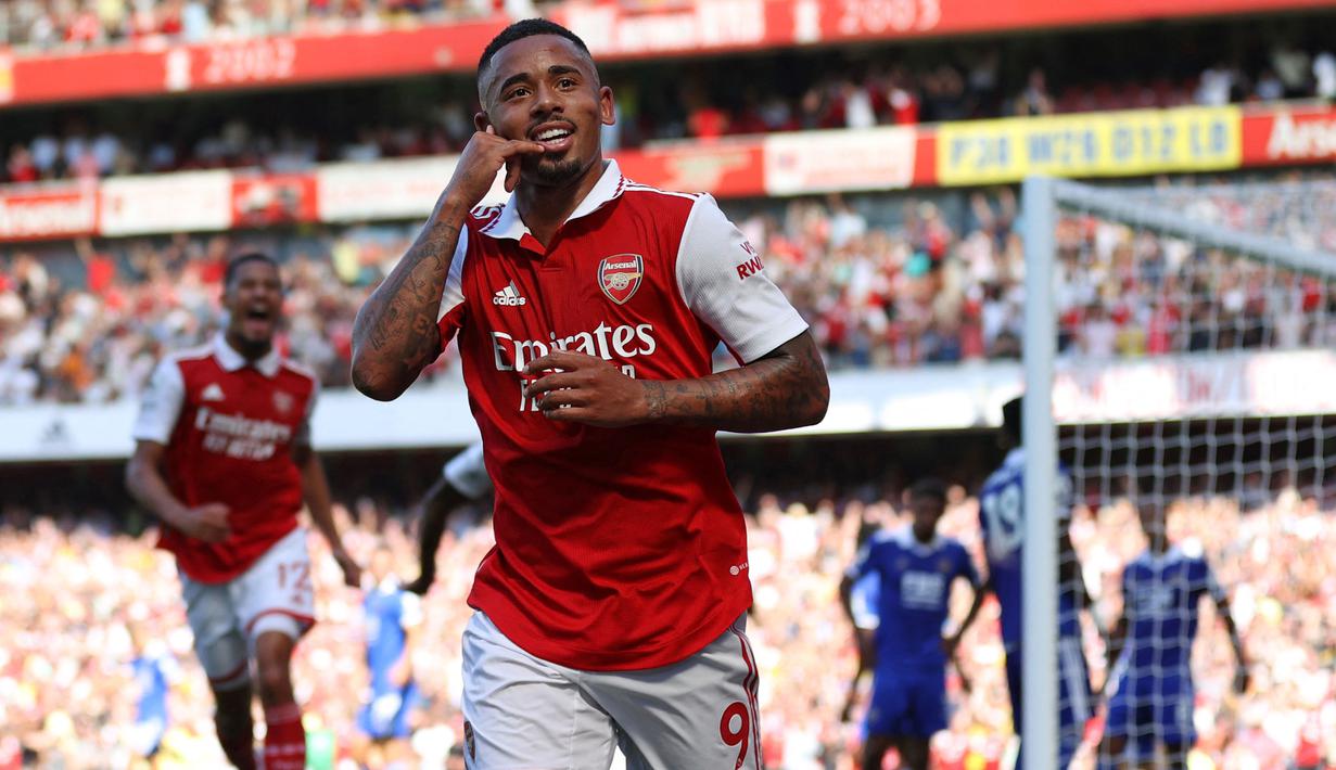 Gabriel Jesus direkrut sebagai penyerang baru Arsenal pada bursa transfer musim panas ini setelah dibeli dari Manchester City dengan harga 52,2 juta euro. Ia menjadi salah satu kunci sukses The Gunners dalam memuncaki klasemen liga untuk sementara. Pria asal Brasil itu telah menorehkan 5 gol dan 6 assist dari 12 penampilannya di Liga Inggris. Sementara itu, Jesus baru menyumbangkan 1 assist dari 4 laga di Liga Europa. (AFP/Adrian Dennis)