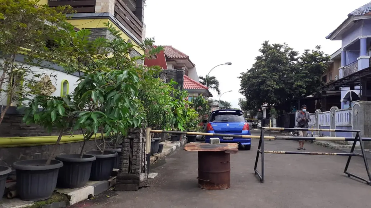 Detasemen Khusus atau Densus 88 Anti Teror Mabes Polri menangkap diduga teroris yakni seorang pria berinisial AM, di perumahan elit Villa Ilhami, Kelapa Dua, Kabupaten Tangerang, Rabu (24/3/2021).