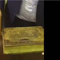 Saat ditekan Alquran kuno ini akan membuat siapapun orang yang melihatnya merinding dan berdecak kagum.  