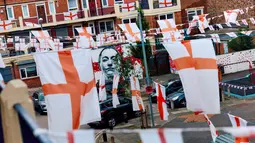 Fanatisme dan patriotisme suporter Inggris itu kental terlihat di Kirby Estate, wilayah permukiman berupa blok-blok rumah susun di London. (BENJAMIN CREMEL / AFP)