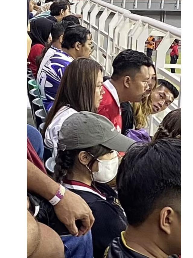 6 Potret Fuji Kepergok Nonton Timnas di Surabaya, Dinner Bareng Asnawi Mangkualam