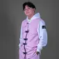 Menggunakan hoodie berwarna putih yang digabungkan dengan outer rompi pink senada dengan celananya ini pun membuatnya terlihat menawan. Bahkan, tak sedikit pula netizen yang memuji penampilan putra sulung dari komedian Sule ini. (Liputan6.com/IG/@rizkyfbian)