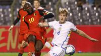 Penyerang Belgia, Romelu Lukaku berebut bola dengan bek Swedia, Filip Helander saat menjamu Swedia pada macthday ke-8 Kualifikasi Euro 2024 di King Baudouin, Brussels, Selasa (17/10/2023). (AP Photo/Geert Vanden Wijngaert)