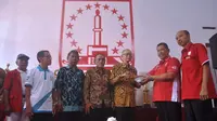 Persis Solo merayakan HUT ke-92 dalam kesederhanaan. Pemotongan tumpeng yang dihadiri pengurus, pemain, legenda, suporter, dan warga jadi salah satu acara perayaan HUT. (Bola.com/Romi Syahputra)