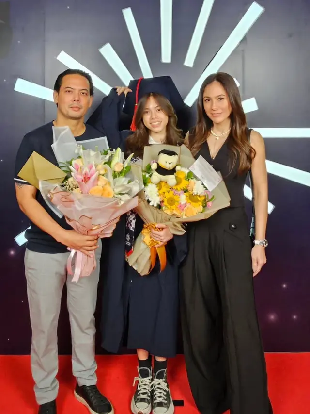 Wulan Guritno saat wisuda putrinya