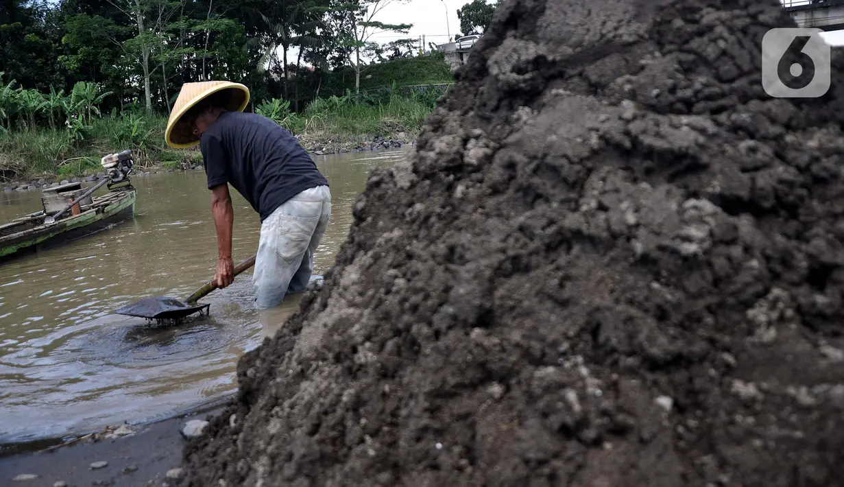Pekerja menambang pasir  secara tradisional di Sungai Klawing, Desa Toyarejo, Purbalingga, Jawa Tengah, Minggu (15/5/2022). Sehudin (62) salah satu penambang mengungkapkan para pekerja mampu menggali pasir dan memuat 10 hingga 50 truk dalam sehari. Tiap satu perahu mampu mengangkut 1 meter kubik dengan harga upah Rp110.000. (merdeka.com/Iqbal S Nugroho)