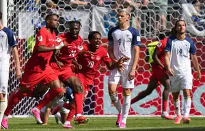 Pemain Timnas Kanada, Cyle Larin, merayakan gol yang dicetaknya ke gawang Bosnia-Herzegovina dalam laga pertama Grup B Piala Dunia 2026 di Toronto, Sabtu (13/6/2026) dini hari WIB. (AP Photo/Stephanie Scarbrough)