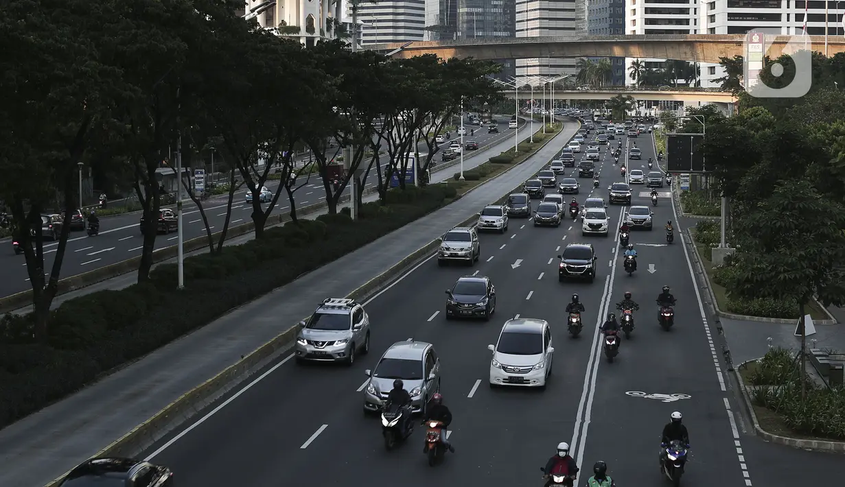 Kendaraan melintasi Jalan Jenderal Sudirman, Jakarta, Jumat (15/5/2020). Ditlantas Polda Metro Jaya menyatakan dalam beberapa hari terakhir mulai terjadi peningkatan volume kendaraan yang diduga karena banyak perkantoran yang sudah tidak menerapkan work from home (WFH). (Liputan6.com/Johan Tallo)