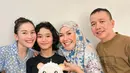 Ayu Ting Ting memberikan kejutan ulang tahun putrinya, Bilqis. Tak sendiri, seperti biasa Ayu pun didampingi oleh kedua orangtuanya. [@ayutingting92]