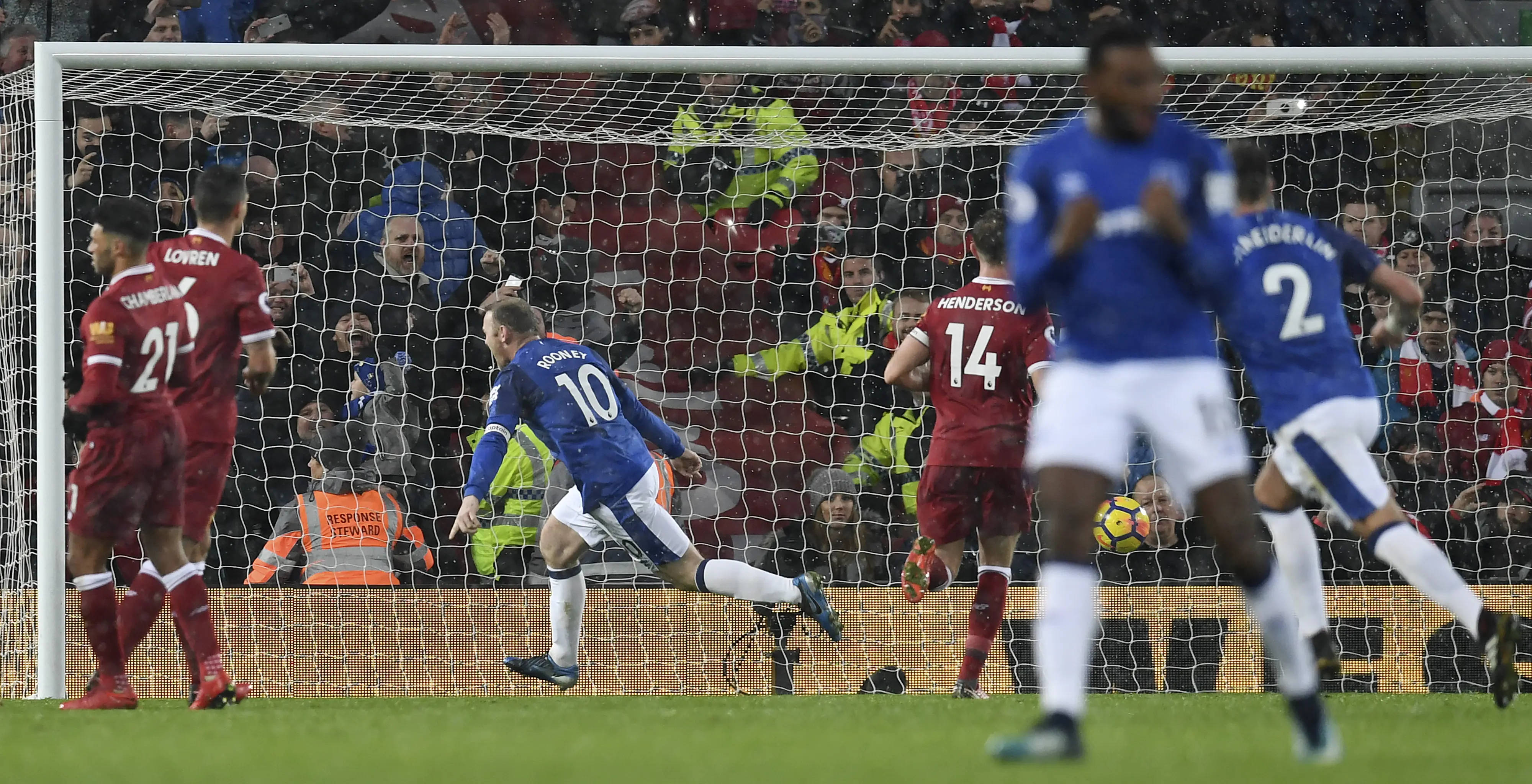 Wayne Rooney jadi pemain terakhir yang merobek gawang Liverpool. (AFP/Paul Ellis)