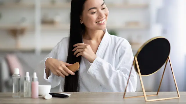 Tips Melindungi Rambut Panjang dari Kusut dan Rontok Saat Tidur di Malam Hari