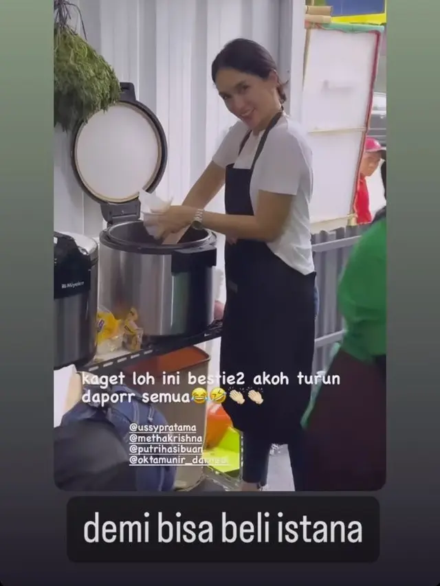 7 Potret Ussy Sulistiawaty Layani Pelanggan di Resto Barunya Ini Tuai Sorotan