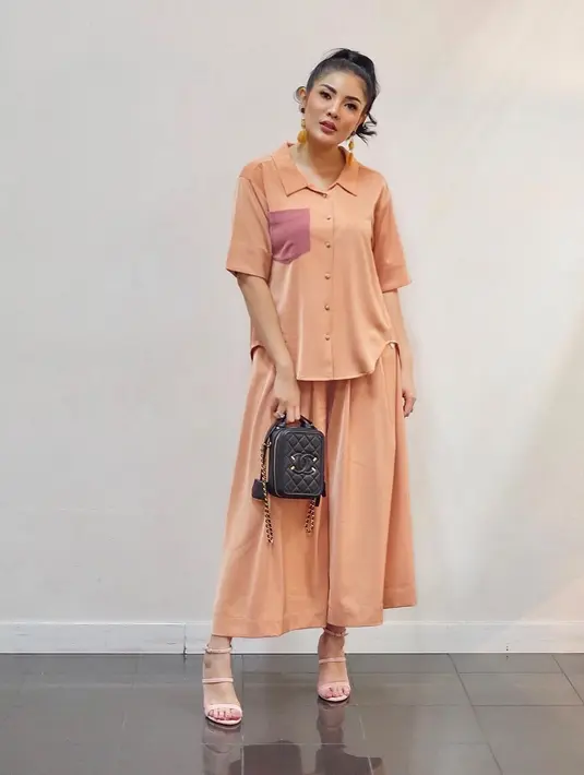 Sebagai salah seorang fashion ikon, Nindy terus tampil up-to-date dengan tren fashion dan aksesori terbaru, seperti tas. Berikut koleksi tas dari sling bag sampai shoulder bag yang jadi tren tas tahun 2021 (Foto: Instagram @nindyayunda)