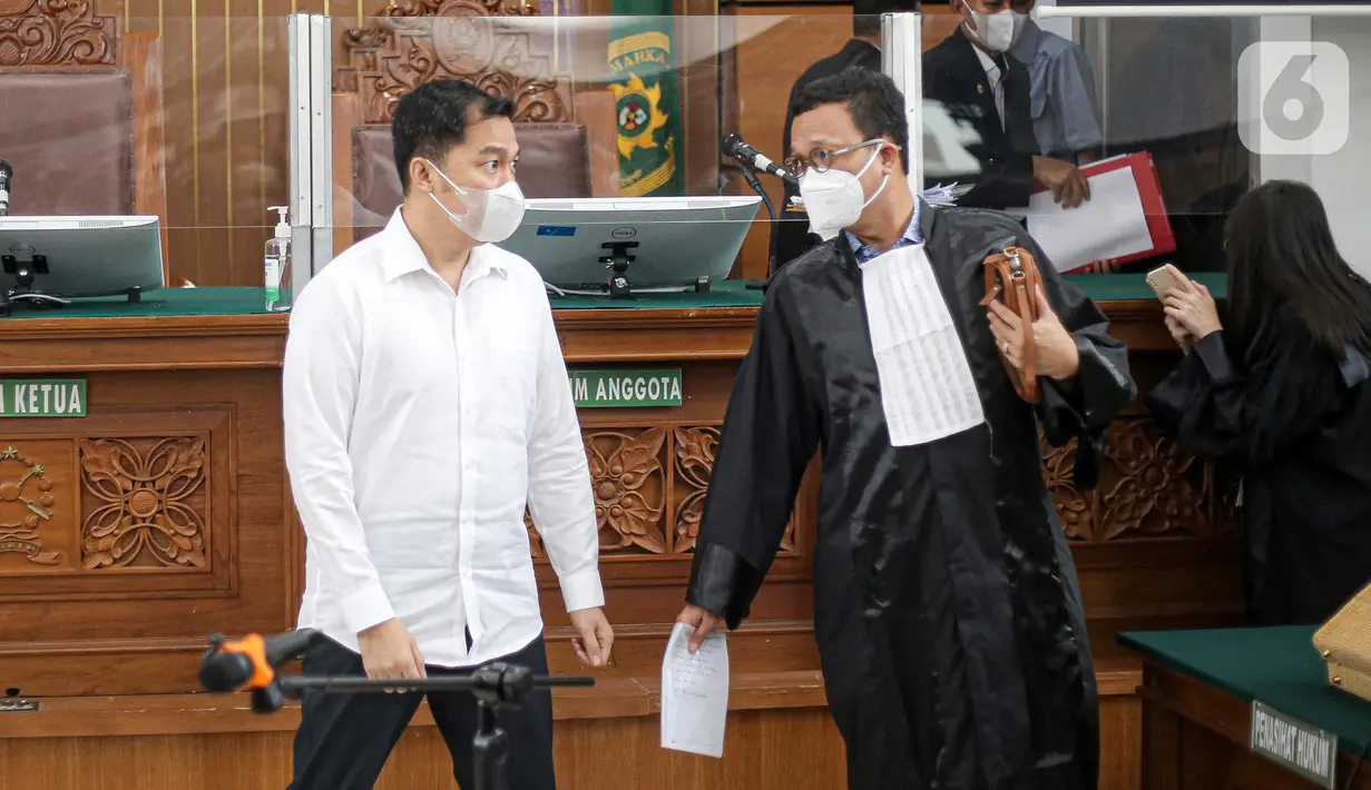 Terdakwa kasus pembunuhan Brigadir Yosua Hutabarat, Arif Rachman berbincang dengan kuasa hukum usai sidang lanjutan di PN Jakarta Selatan, Jakarta, Selasa (8/11/2022). Sidang beragenda pembacaan putusan sela. (Liputan6.com/Faizal Fanani)