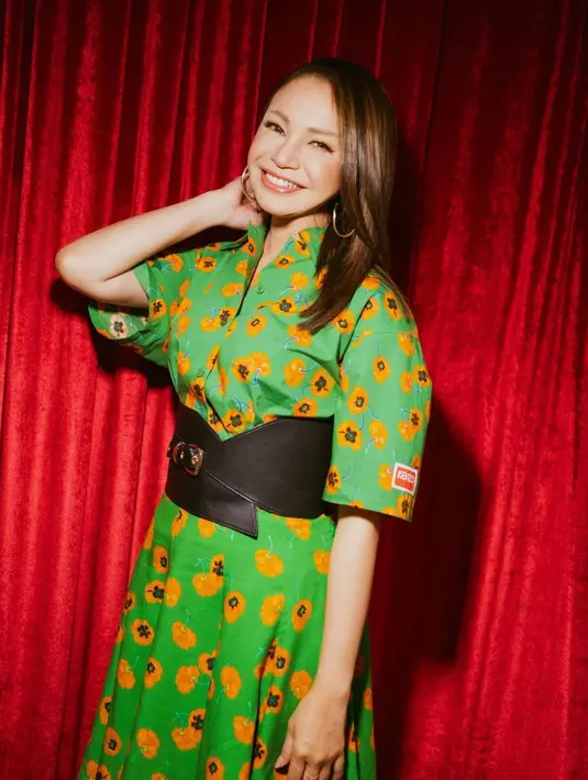 Masih termasuk keluarga warna cerah, warna pastel seperti ini kerap diusung Rossa untuk menunjang kecantikannya. Ia jadi lebih fresh berkat warna-warni pakaianya. (Liputan6.com/IG/@itsrossa910).