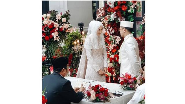 Senyum haru penuh bahagia juga terlihat di wajah keduanya yang telah resmi menyandang status sebagai suami dan istri.