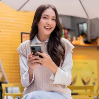 ilustrasi perempuan bahagia/WHYFRAME/Shutterstock
