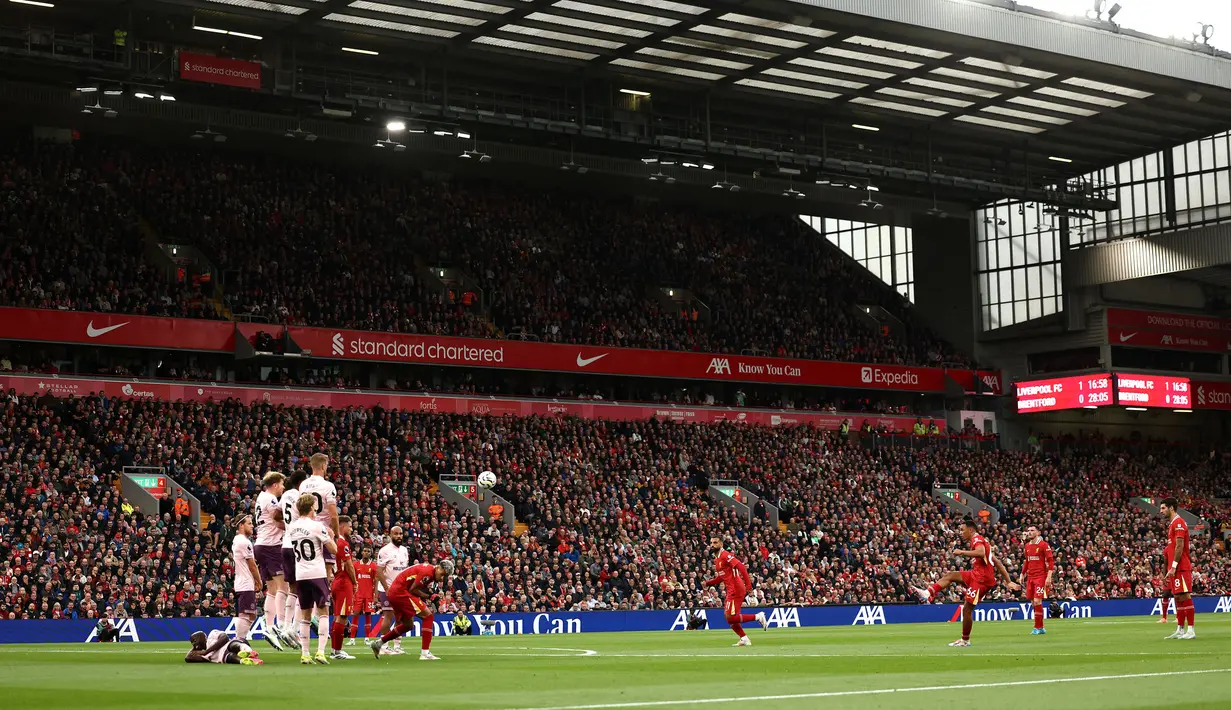 Suasana pertandingan Liverpool melawan Brentford saat laga lanjutan Liga Inggris 2024/2025 di Anfield, Liverpool, Inggris, Minggu (25/08/2024) malam WIB. (AFP/Darren Stapless)