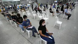 Warga menunggu untuk menerima suntikan vaksin COVID-19 Pfizer di pusat vaksinasi di Bangkok, Thailand, Jumat (4/2/2022). (AP Photo/Sakchai Lalit)