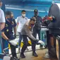 Polisi memusnahkan narkoba jenis pil Happy Five seberat 14,8 kilogram di Bandara Soekarno-Hatta (Soetta), Tangerang, Banten, yang merupakan barang bukti hasil tangkapan Polresta Bandara Soetta. (Pramita Tristiawati/Liputan6)