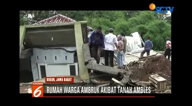 Rumah warga di Cimahpar, Bogor, ambruk akibat tanah ambles sedalam 2 meter.