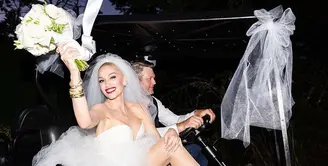 Kabar baik datang dari Gwen Stefani dan Blake Shelton. Pasangan ini baru saja melangsungkan pernikahan yang diumumkan melalui akun Instagram keduanya. Foto: Instagram/ @GwenStefani