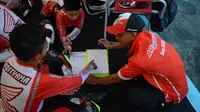 Instruktur Astra Honda Racing School, Wawan Hermawan memberi pelatihan kepada peserta didik seusai melakukan balapan di Sirkuit Bung Tomo, Surabaya (6-8/9/2019). (Astra Honda)