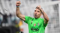 Ekspresi kiper Juventus, Gianluigi Buffon, saat melakukan selebrasi kemenangan usai timnya mengalahkan AS Monaco dalam laga semifinal Liga Champions. Keberhasilan Bianconeri tidak lepas dari performa gemilang Buffon. (AFP/Alberto Pizzoli)