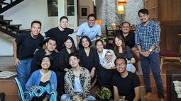 COO Ruang Guru, Iman Usman, mengajak Henry Lau ikut acara baby shower temannya. Pelantun lagu "Trap" itu berfoto bersama teman-teman barunya. (Foto: Twitter/ imanusman)