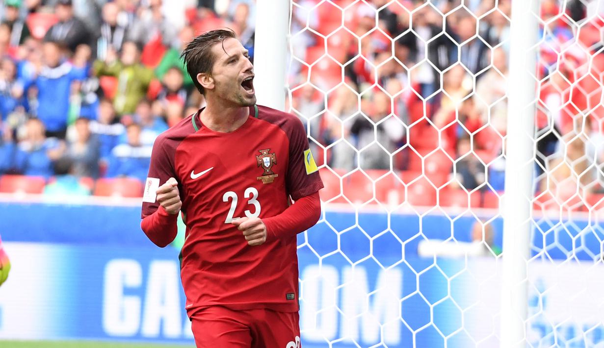 Pemain Portugal, Adrien Silva (kanan) mencatatkan namanya dalam deretan top scorer kualifikasi Piala Dunia 2018 zona eropa. Silva sejauh ini telah mengoleksi delapan gol. (AFP/ Yuri Kadobnov)