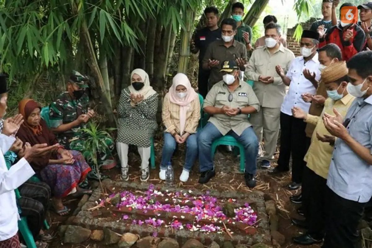 Pemerintah Gorontalo Sambangi Makam Dua Sejoli Kecelakaan Nagreg (Arfandi/Liputan6.com)