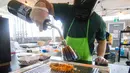 Seorang penjual membuat kreasi masakannya dalam festival aneka makaroni keju bertajuk 2020 Mac and Cheese Festival di Mississauga, Kanada, 16 Februari 2020. Sebagai salah satu festival terbesar di jenisnya di Amerika Utara, ajang tersebut menghadirkan lebih dari 40 kreasi unik. (Xinhua/Zou Zheng)