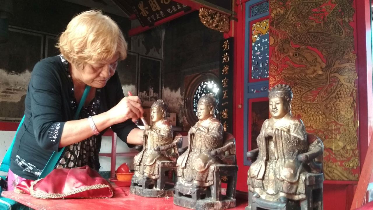 Tradisi Imlek cuci patung