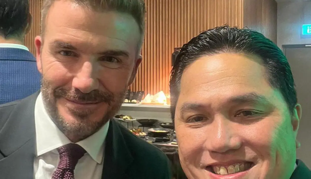 Erick Thohir bertemu dengan eks gelandang timnas Inggris, David Beckham. Sama seperti Erick, Beckham tampil formal dengan setelan jas. Meski sudah tak aktif bermain bola, nyatanya Beckham tetap menjaga kebugaran tubuhnya. (Liputan6.com/IG/erickthohir)