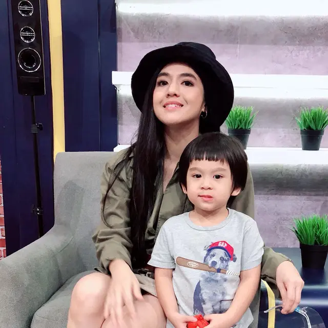 Buka Lembaran Baru, Ini Potret 6 Seleb yang Jadi Single Mom di 2022