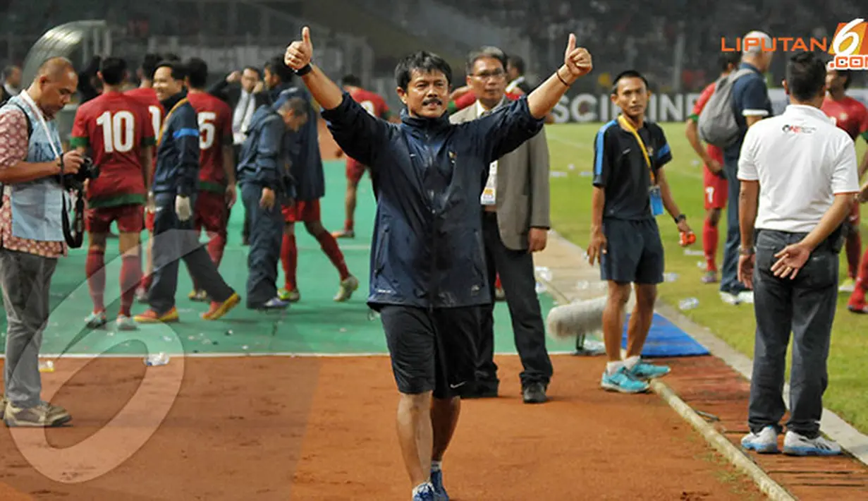 Pelatih Timnas U19, Indra Sjafri mengacungkan dua jempol dan larut dalam selebrasi kemenangan (Liputan6.com/Helmi Fithriansyah) 