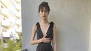 Dalam foto tersebut Jung Ho Yeon, mengenakan dress hitam model vneck dari Louis Vuitton yang sangat memerlihat tulang dadanya. Dari situlah netizen semakin khawatir dengan kesehatannya.