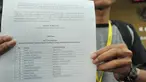 Koalisi Masyarakat Sipil memperlihatkan daftar kandidat calon pimpinan KPK, Jakarta, Selasa (18/5/2015). Mereka berharap KPK pro aktif memberikan masukan kepada presiden sebelum kepres calon pimpinan KPK ditandatangani. (Liputan6.com/Herman Zakharia)