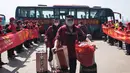 Sejumlah staf medis dari Provinsi Guizhou berjalan untuk menaiki kereta di Stasiun Kereta Api Wuhan di Provinsi Hubei, China (17/3/2020). Beberapa tim bantuan medis mulai meninggalkan Provinsi Hubei ketika epidemi COVID-19 yang terkena dampak paling parah itu terus menurun. (Xinhua/Xiao Yijiu)