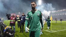 Kegagalan ini memperpanjang catatan kelam Timnas Italia gagal tampil di tiga edisi Piala Dunia secara beruntun. Tampak dalam foto, penjaga gawang Timnas Italia, Gianluigi Donnarumma, berjalan keluar lapangan usai pertandingan final play-off kualifikasi Piala Dunia 2026 melawan Bosnia dan Herzegovina di Stadion Bilino Polje, Zenica, Selasa 31 Maret 2026 waktu setempat atau Rabu 1 April 2026 dini hari WIB. (Fabio Ferrari/LaPresse via AP)