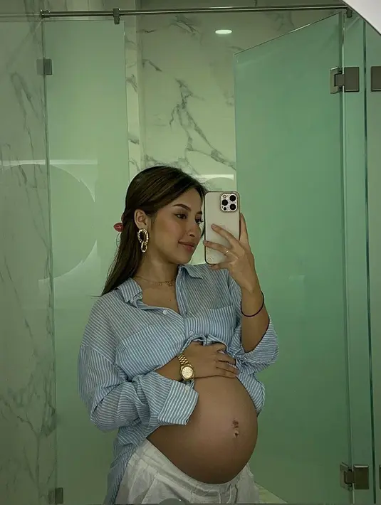Jennifer Coppen pun terbilang aktif mengunggah mengenai perkembangan kehamilannya. Potret dirinya pamer baby bump pun sering mencuri perhatian netizen. (Liputan6.com/IG/@jennifercoppenreal20)