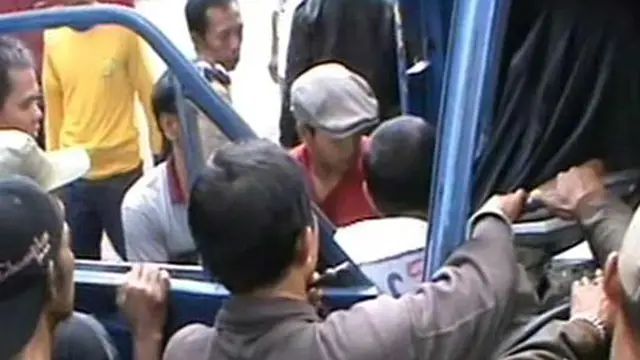 Hantam Angkot, Sopir Truk Terjepir Setir