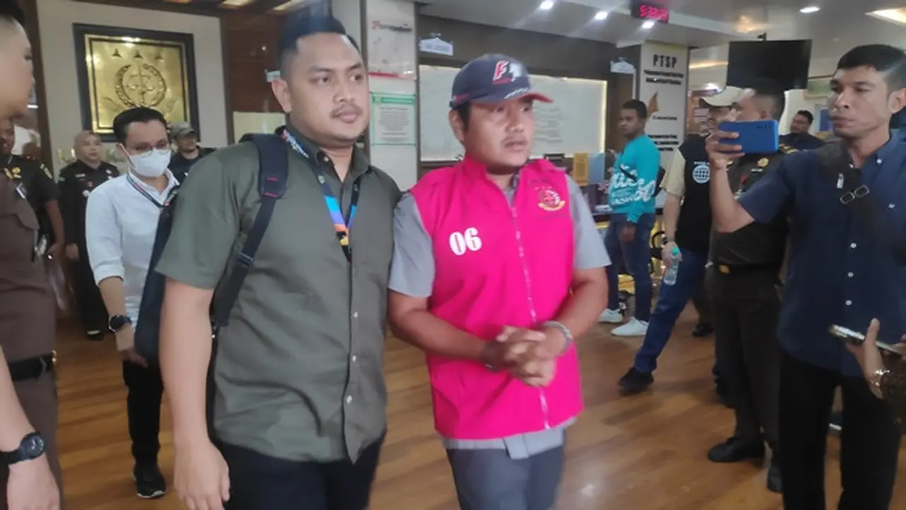 Tersangka korupsi kredit di BRI Kepulauan Meranti saat digiring petugas ke mobil tahanan.