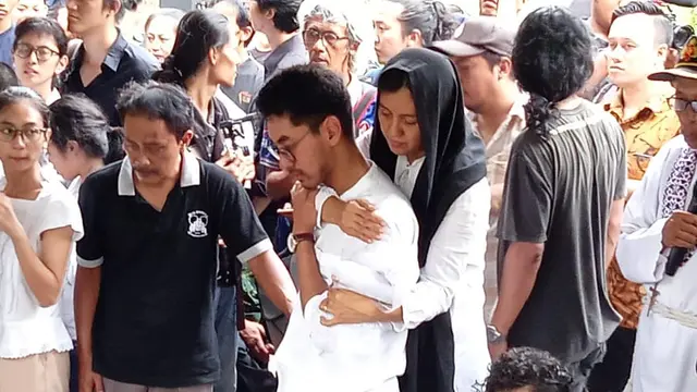 Istri Djaduk Ferianto tak kuasa menahan duka selama proses  pemakaman.