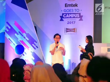 Direktur Marketing PT Sido Muncul Irwan Hidayat saat menjadi pembicara di EMTEK Goes To Campus (EGTC) 2017 di Universitas Airlangga, Surabaya, Kamis (14/9). Para pembicara bercerita pengalaman soal bisnis dan kunci sukses. (Liputan6.com/Helmi Afandi)