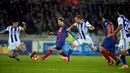 Striker Barcelona, Lionel Messi, berusaha melewati hadangan pemain Real Sociedad pada pekan ke-13 La Liga Spanyol di Estadio Municipal de Anoeta, Minggu (27/11/2016). (Reuters/Vincent West)
