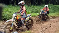 Peserta Komando Trail Adventure (Kotra) 2 mencoba menaklukkan lintasan berlumpur di kawasan Kebun Kelapa Sawit, Bogor, Jawa Barat, Sabtu (8/4). Acara ini bagian perayaan HUT Kopassus ke-65 dan diikuti ribuan kroser. (Liputan6.com/Helmi Fithriansyah) 
