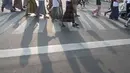 Para santri mengikuti jalan sehat sarungan di kawasan Monas, Jakarta, Minggu (30/9). Jalan sehat tersebut dilakukan dalam rangka memperingati Hari Santri yang jatuh pada 22Oktober mendatang. (Liputan6.com/Angga Yuniar)