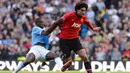 Gelandang Manchester United Marouane Fellaini (kanan) duel dengan bek Manchester City Yaya Toure pada pertandingan sepak bola Liga Inggris antara Manchester City vs Manchester United di Stadion Etihad, Manchester,  (22/09/13) (AFP/Andrew Yates)